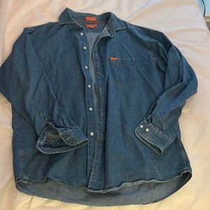 Men’s casual wear Façonnable button down denim too with front pocket.